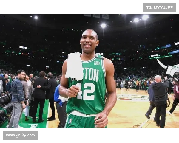 凯尔特人主场致敬霍福德，播放其生涯纪录片